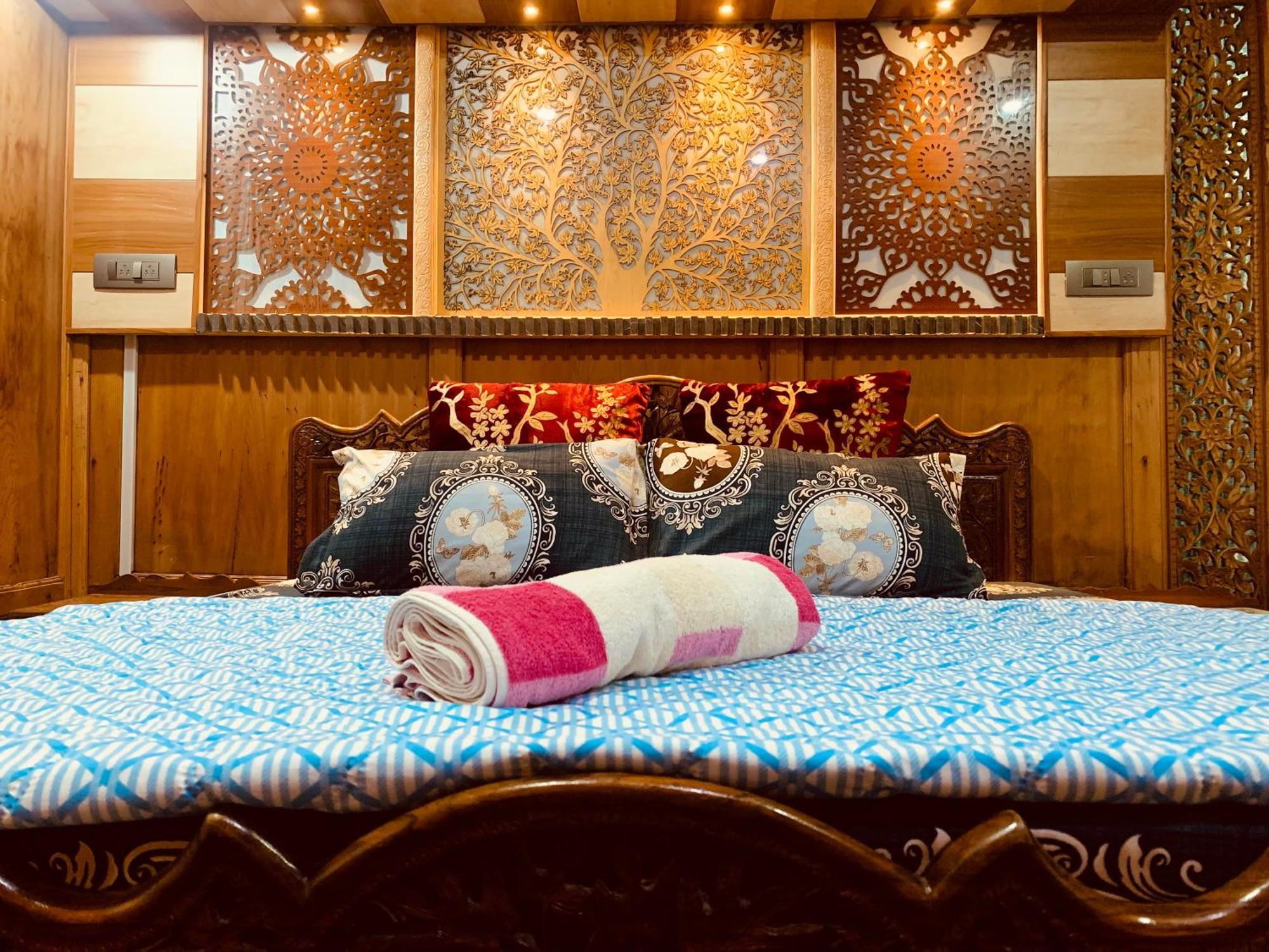 Botel House Boat New Lucifer Srinagar (Jammu and Kashmir)