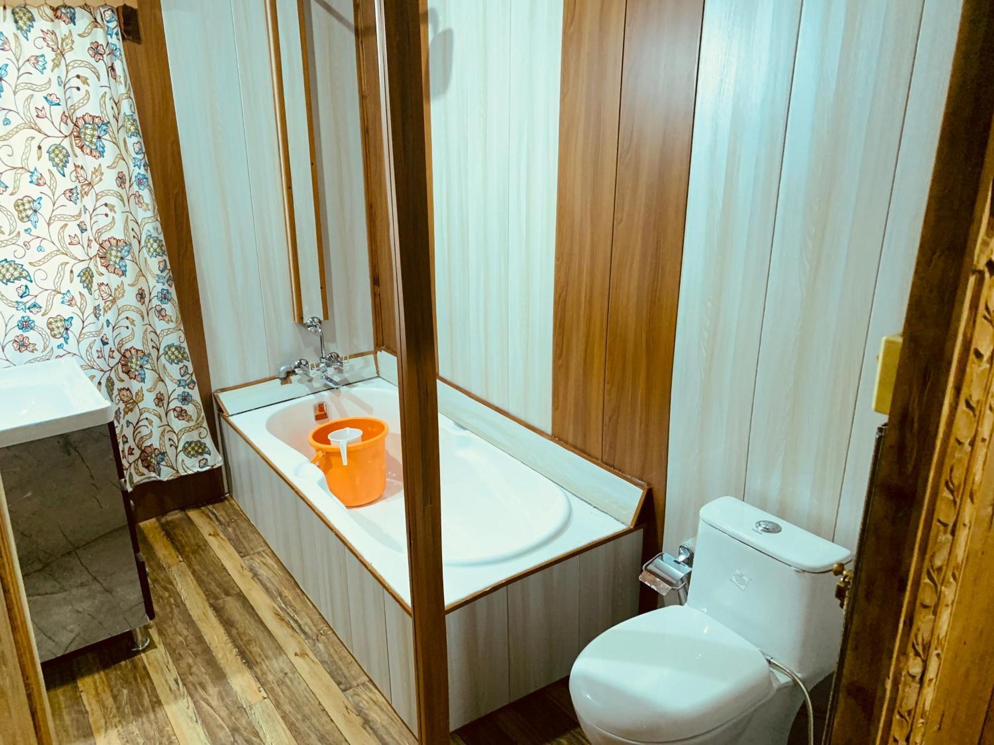 House Boat New Lucifer * Srinagar (Jammu and Kashmir)
