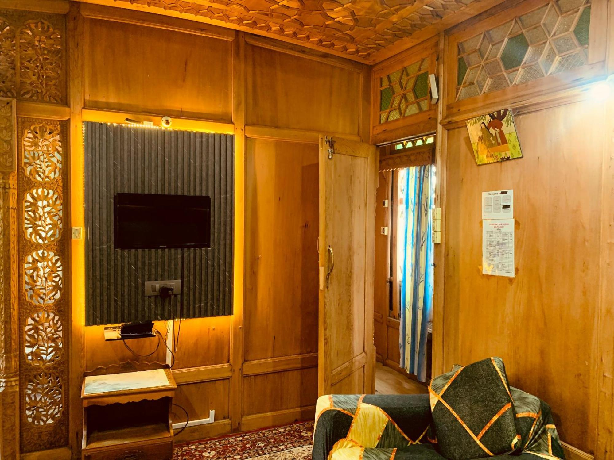 Botel House Boat New Lucifer *