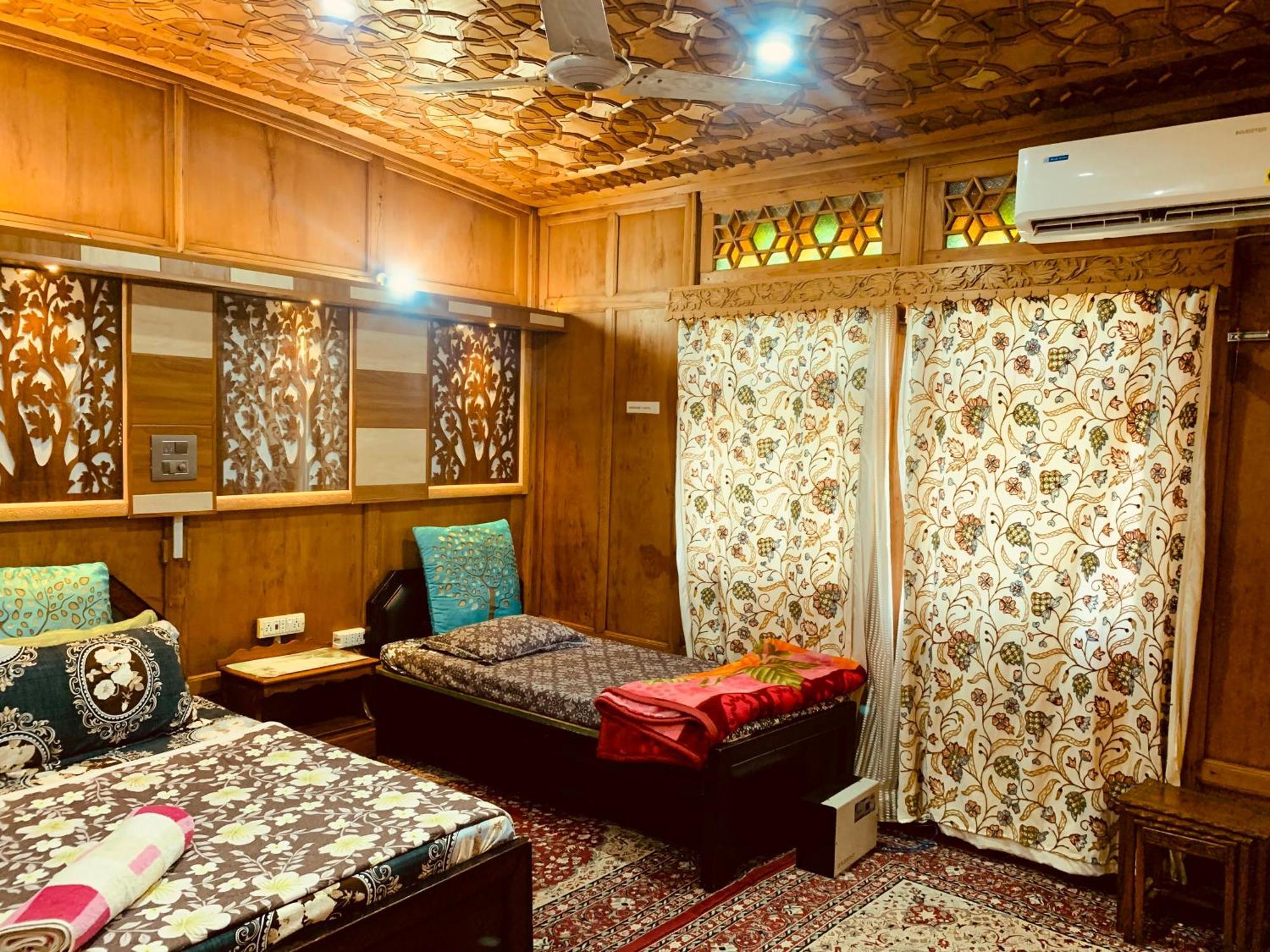House Boat New Lucifer Botel Srinagar (Jammu and Kashmir)