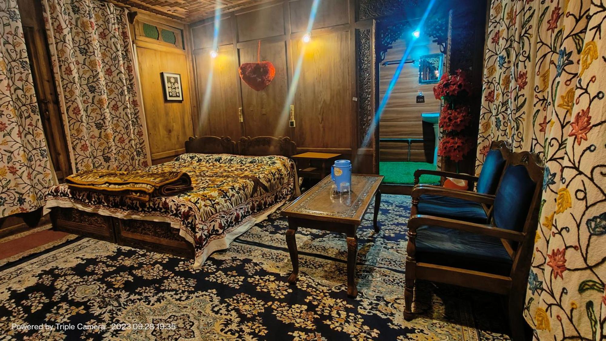 Houseboat Karima Palace 3* Srinagar (Jammu and Kashmir)