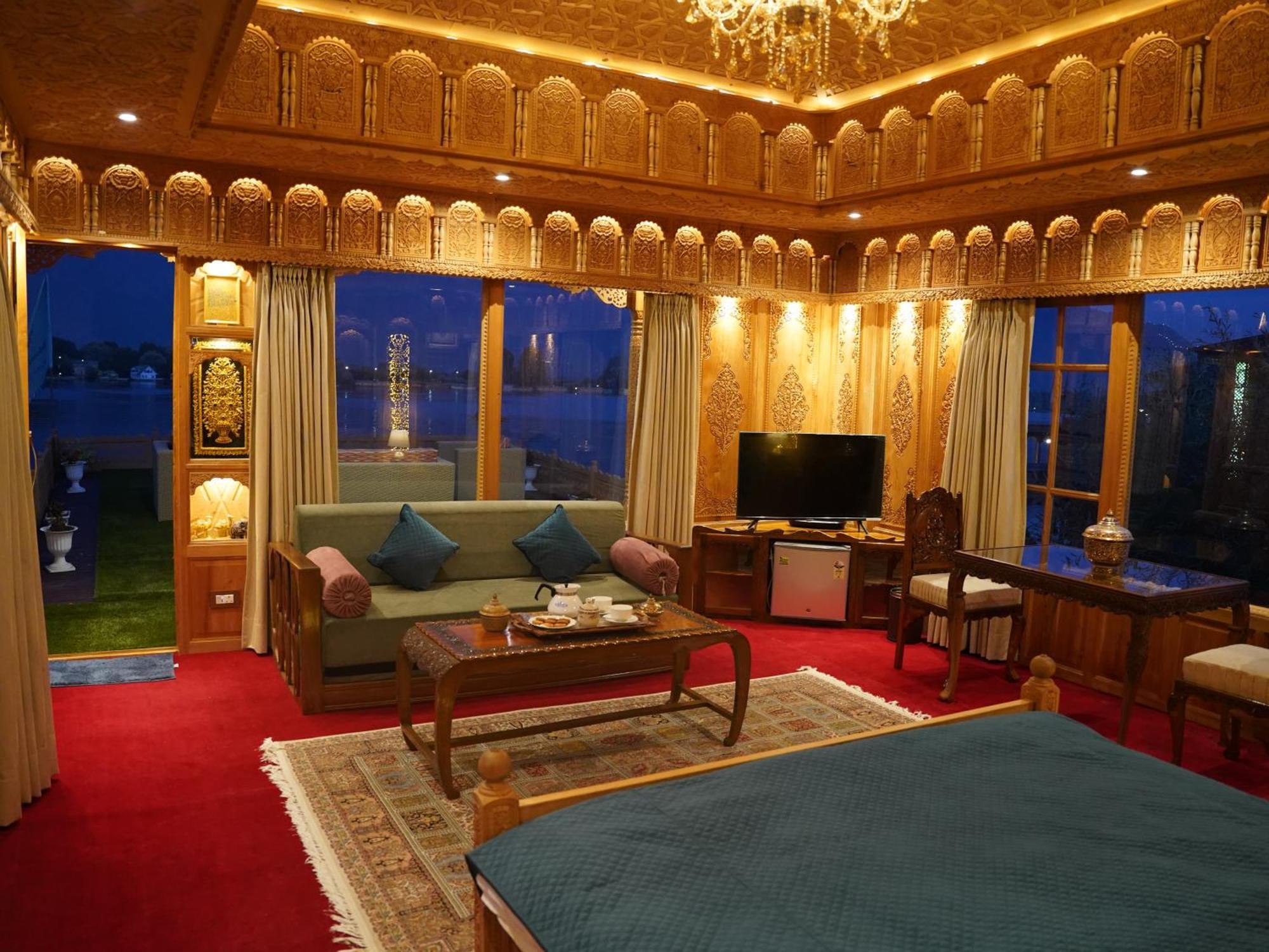 Harmukh Houseboat By Pattern Srinagar (Jammu and Kashmir)