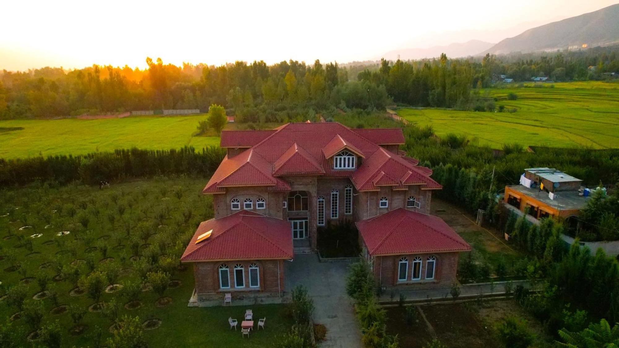 The Country Hills * Srinagar (Jammu and Kashmir)