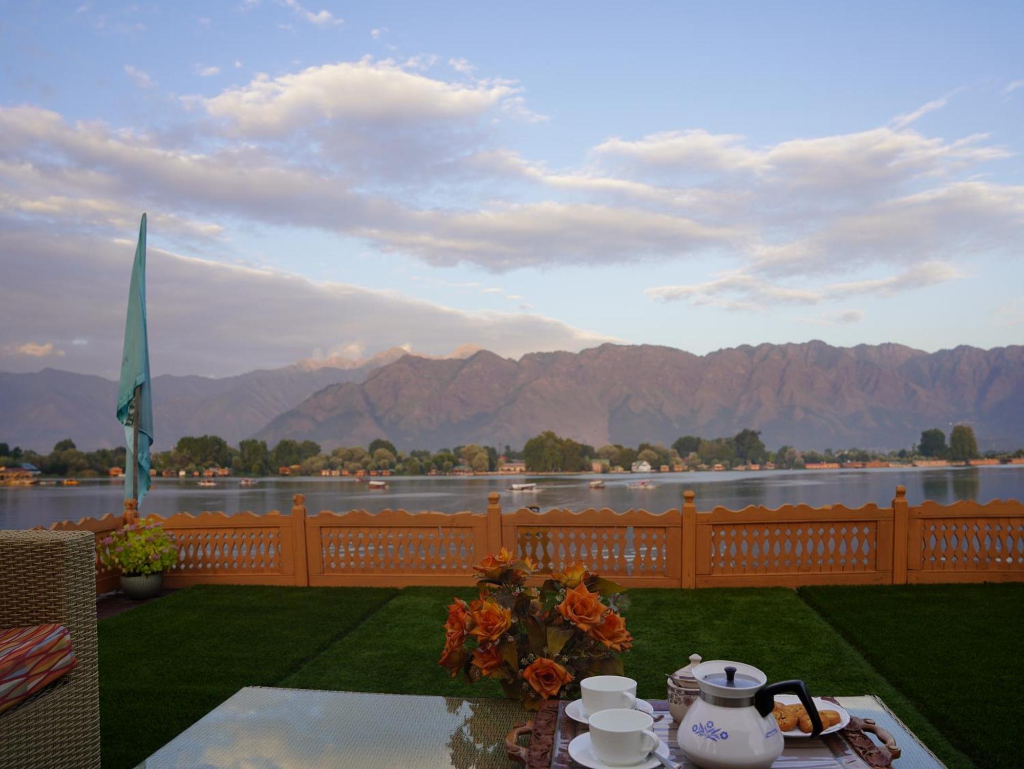 Harmukh Houseboat By Pattern 5* Srinagar (Jammu and Kashmir)