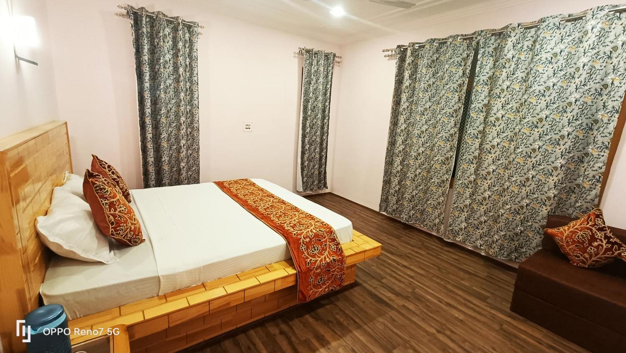 Moonshine Hostel Srinagar (Jammu and Kashmir)