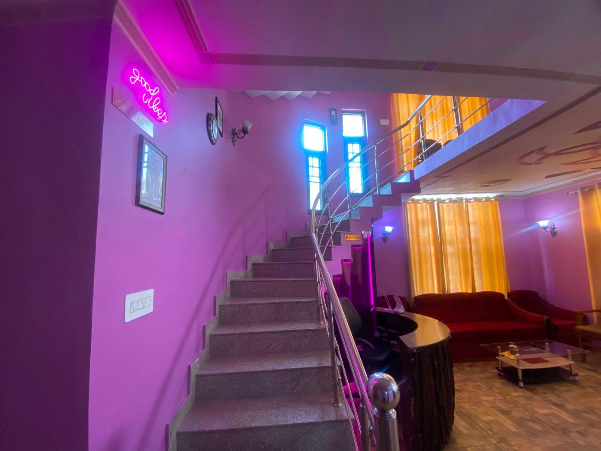 Oyo 81382 Penthouse Hotel 3*