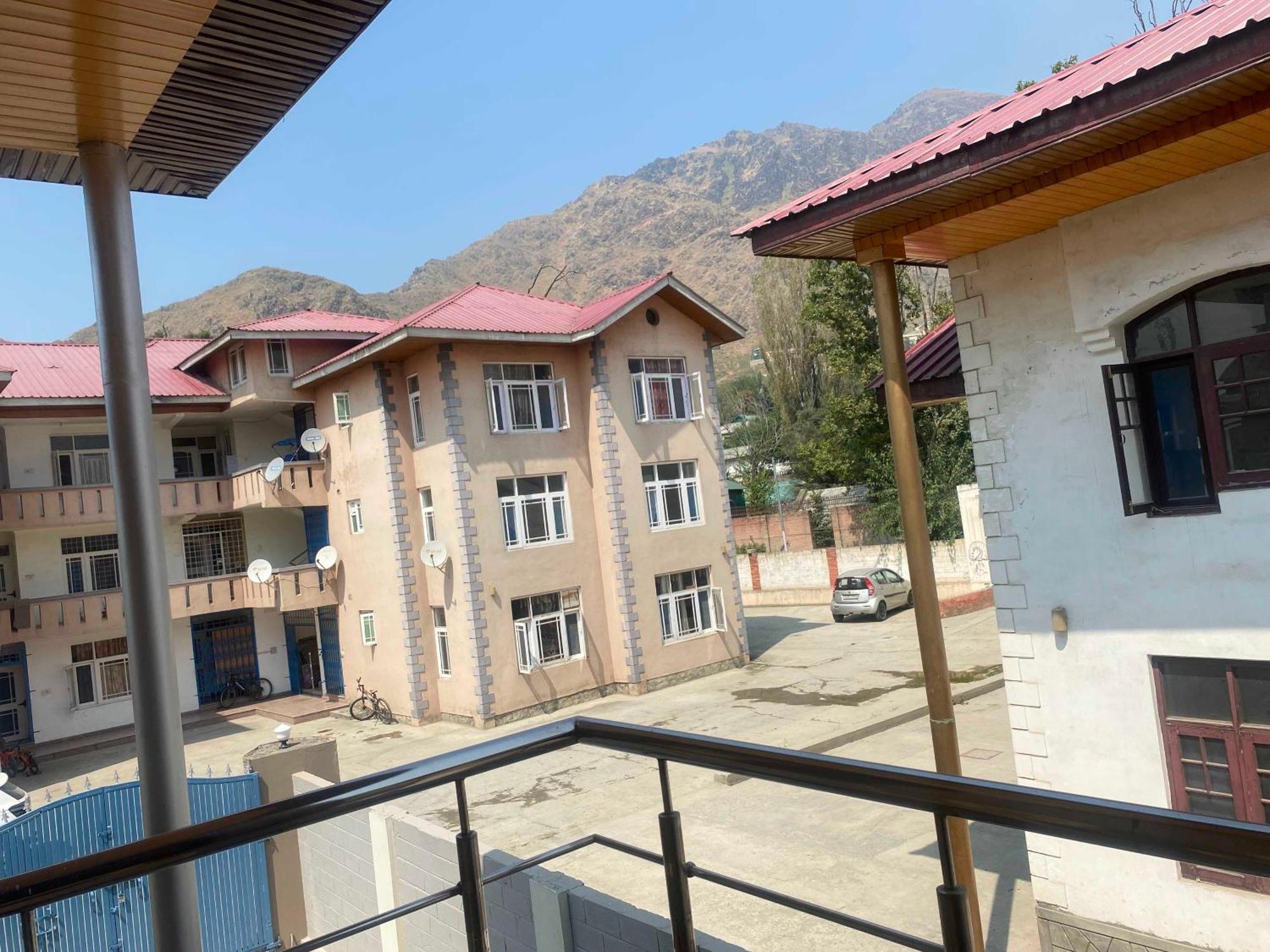 Hotel Oyo 81382 Penthouse Srinagar (Jammu and Kashmir)