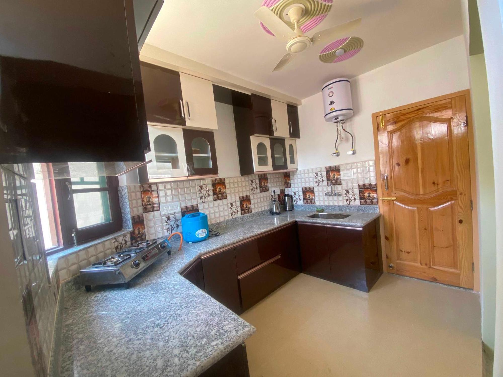 Oyo 81382 Penthouse Hotel Srinagar (Jammu and Kashmir)