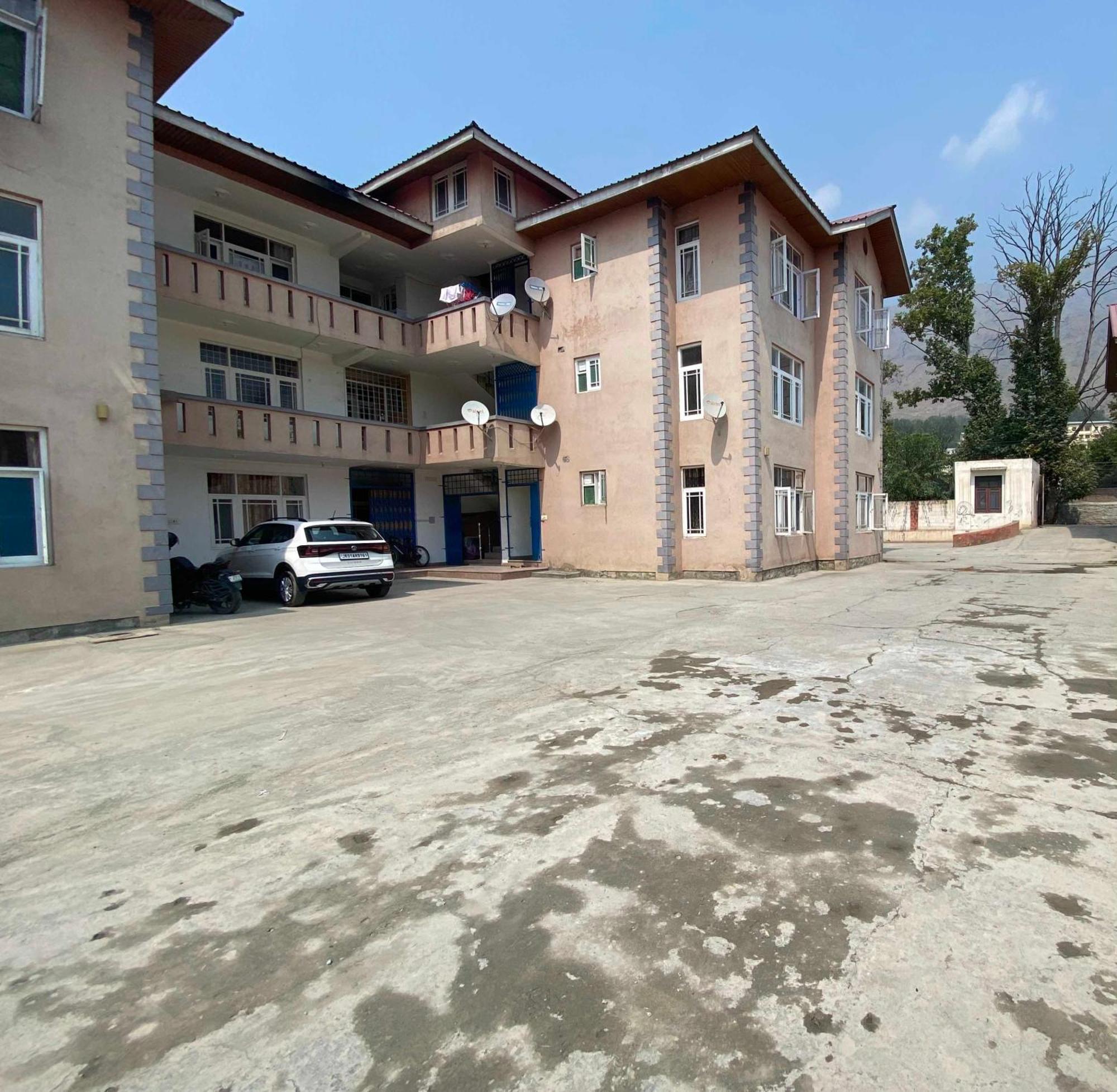 Oyo 81382 Penthouse Srinagar (Jammu and Kashmir)