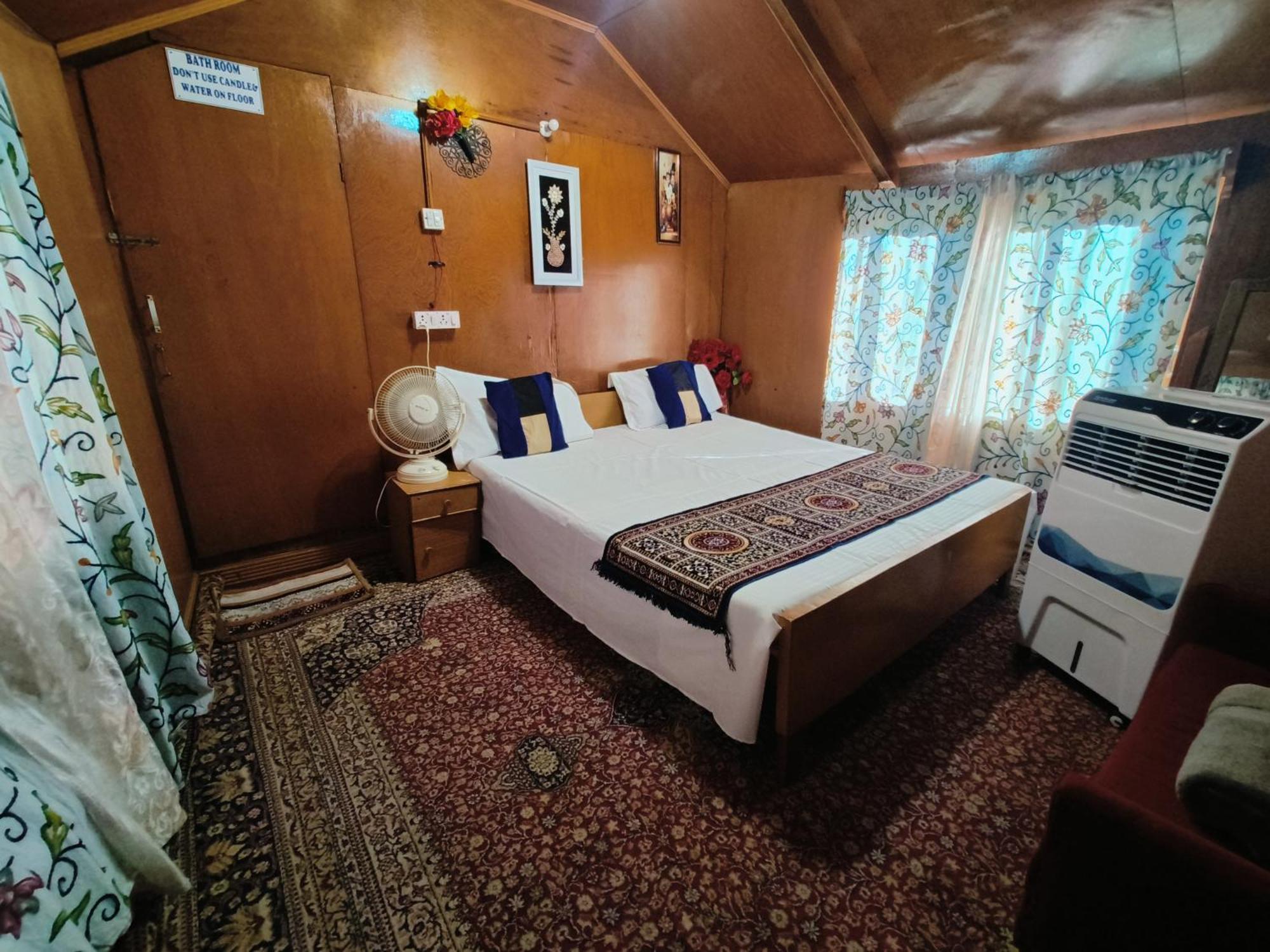 Botel Houseboat New Suzan