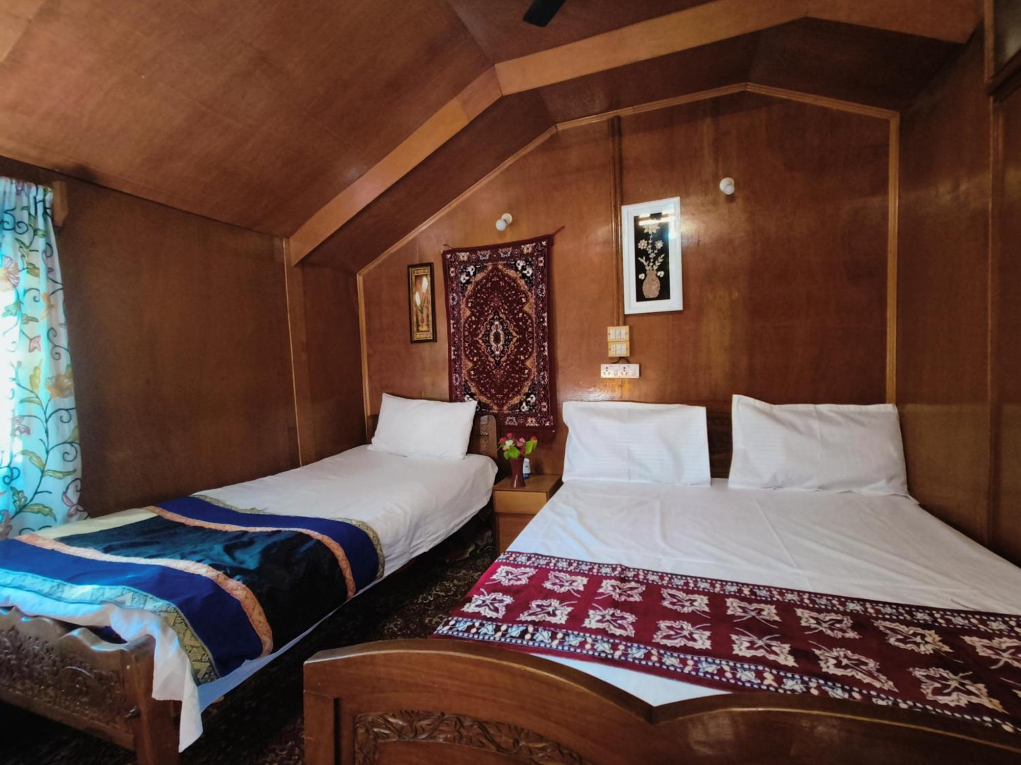 Houseboat New Suzan Botel Srinagar (Jammu and Kashmir)