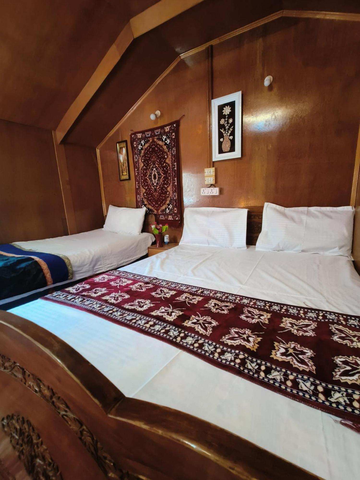 Houseboat New Suzan