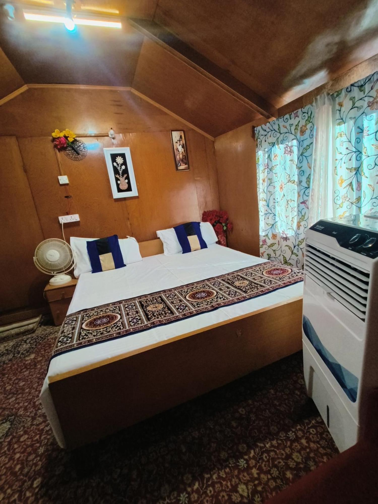 Botel Houseboat New Suzan Srinagar (Jammu and Kashmir)