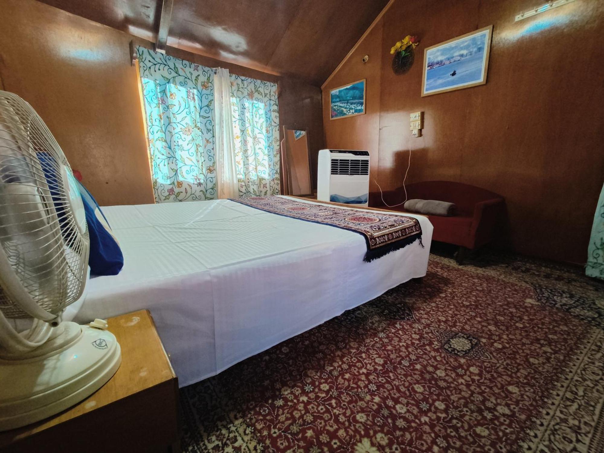 Houseboat New Suzan 4* Srinagar (Jammu and Kashmir)