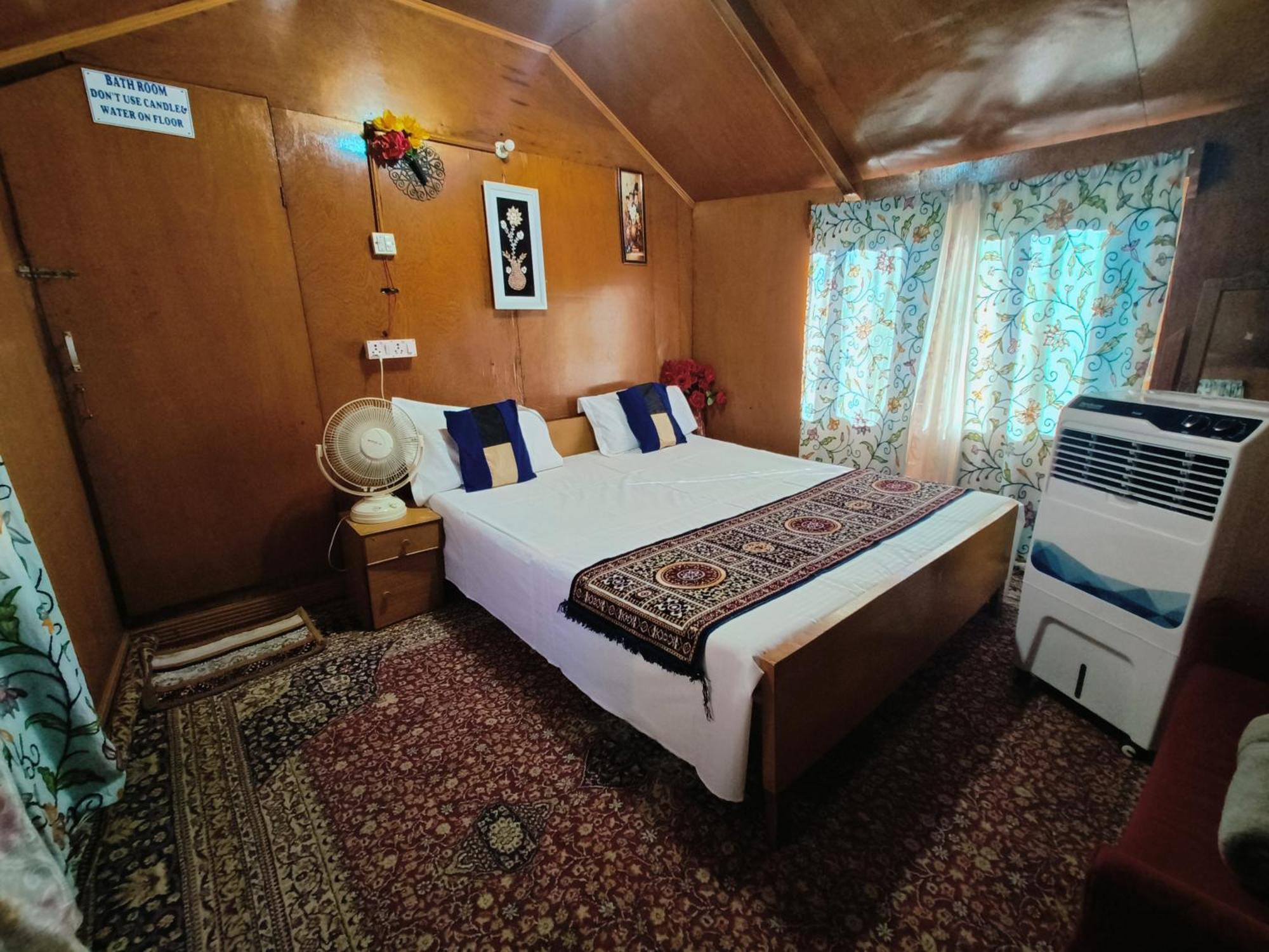 Houseboat New Suzan Srinagar (Jammu and Kashmir)