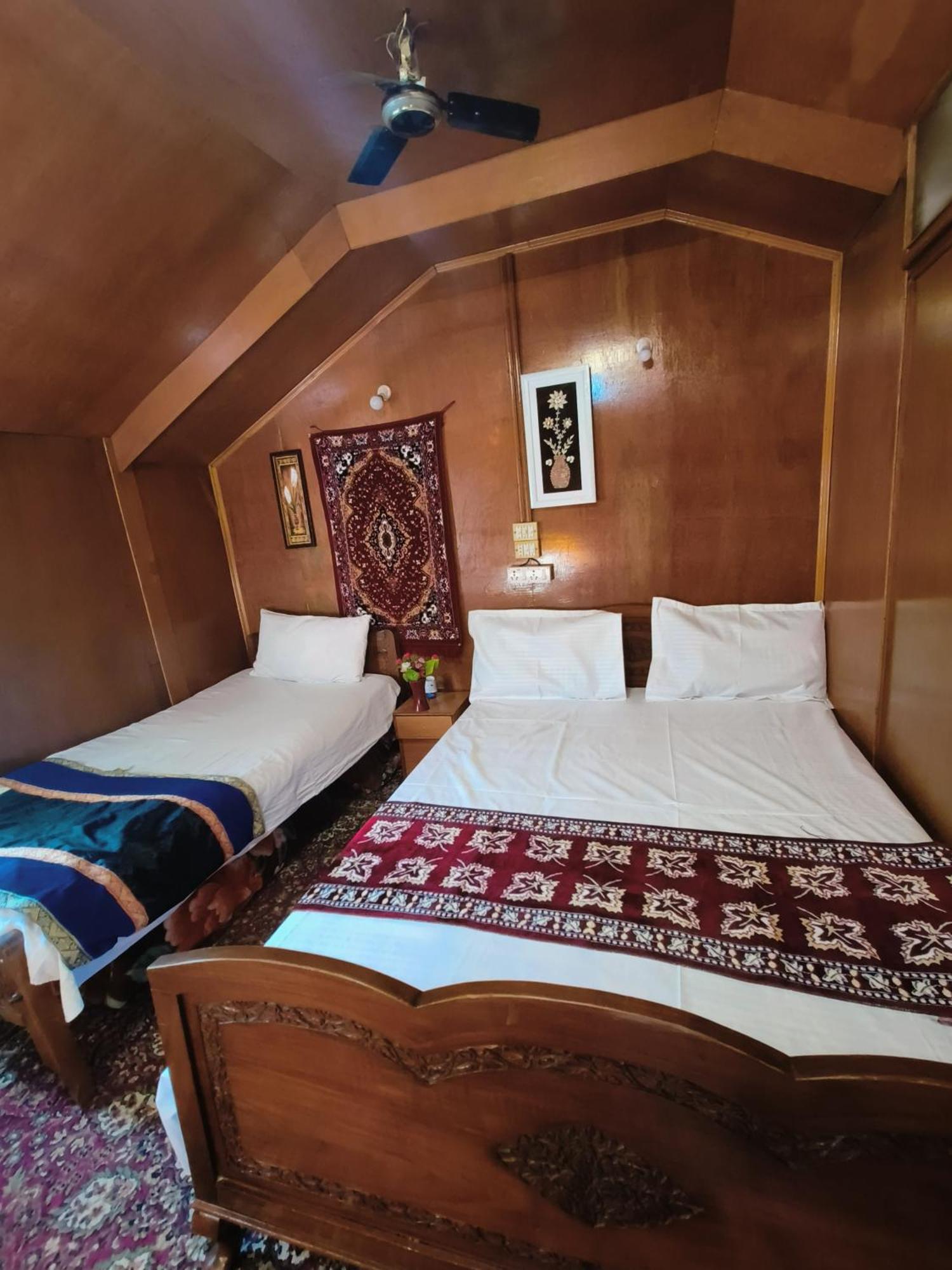 Houseboat New Suzan Botel