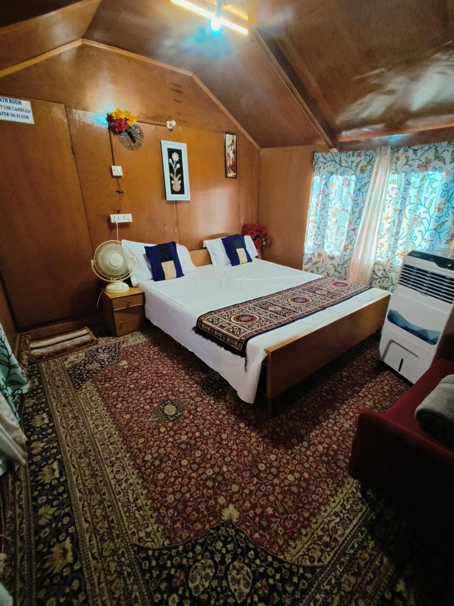 Botel Houseboat New Suzan 4*