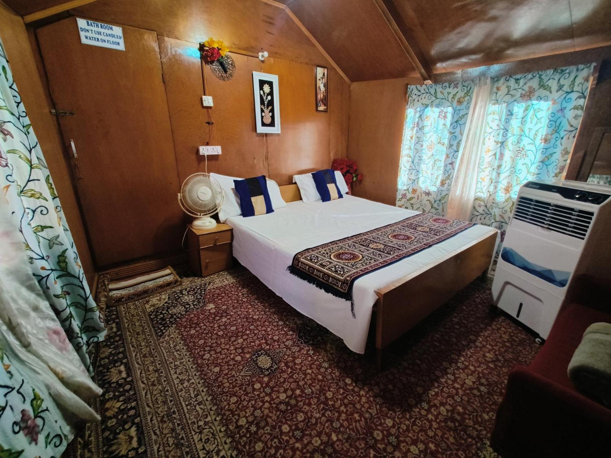 Houseboat New Suzan