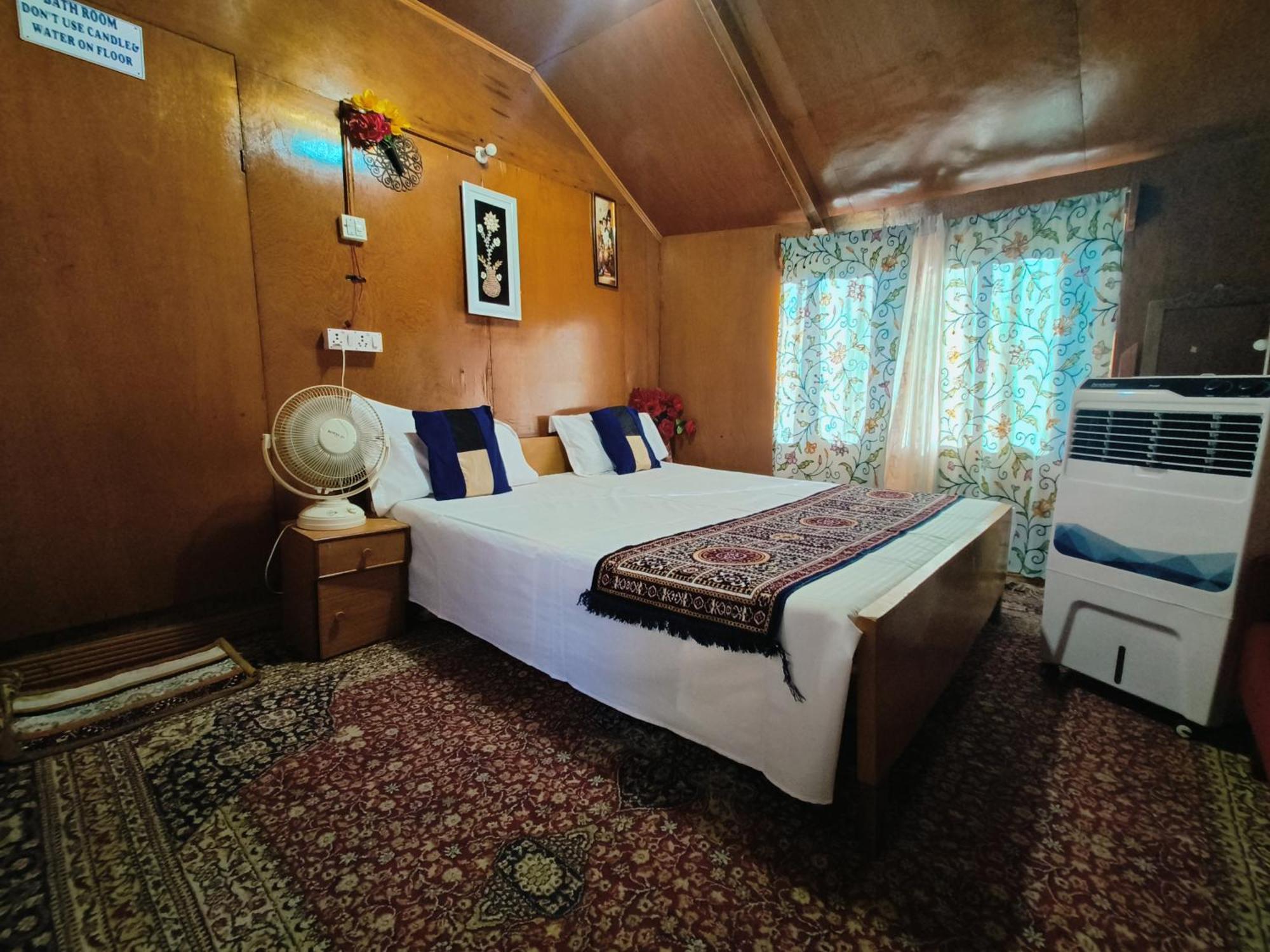 Botel Houseboat New Suzan