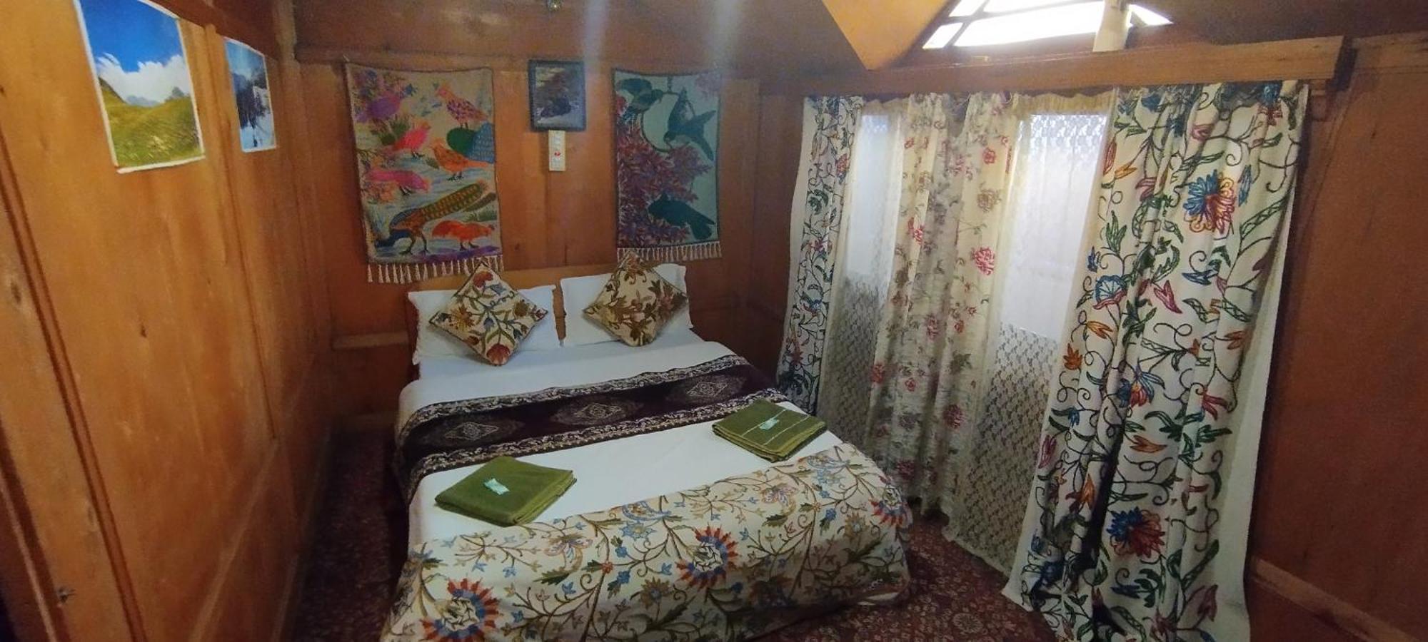 Botel The Bombay Heritage Group Of House Boat Srinagar (Jammu and Kashmir)
