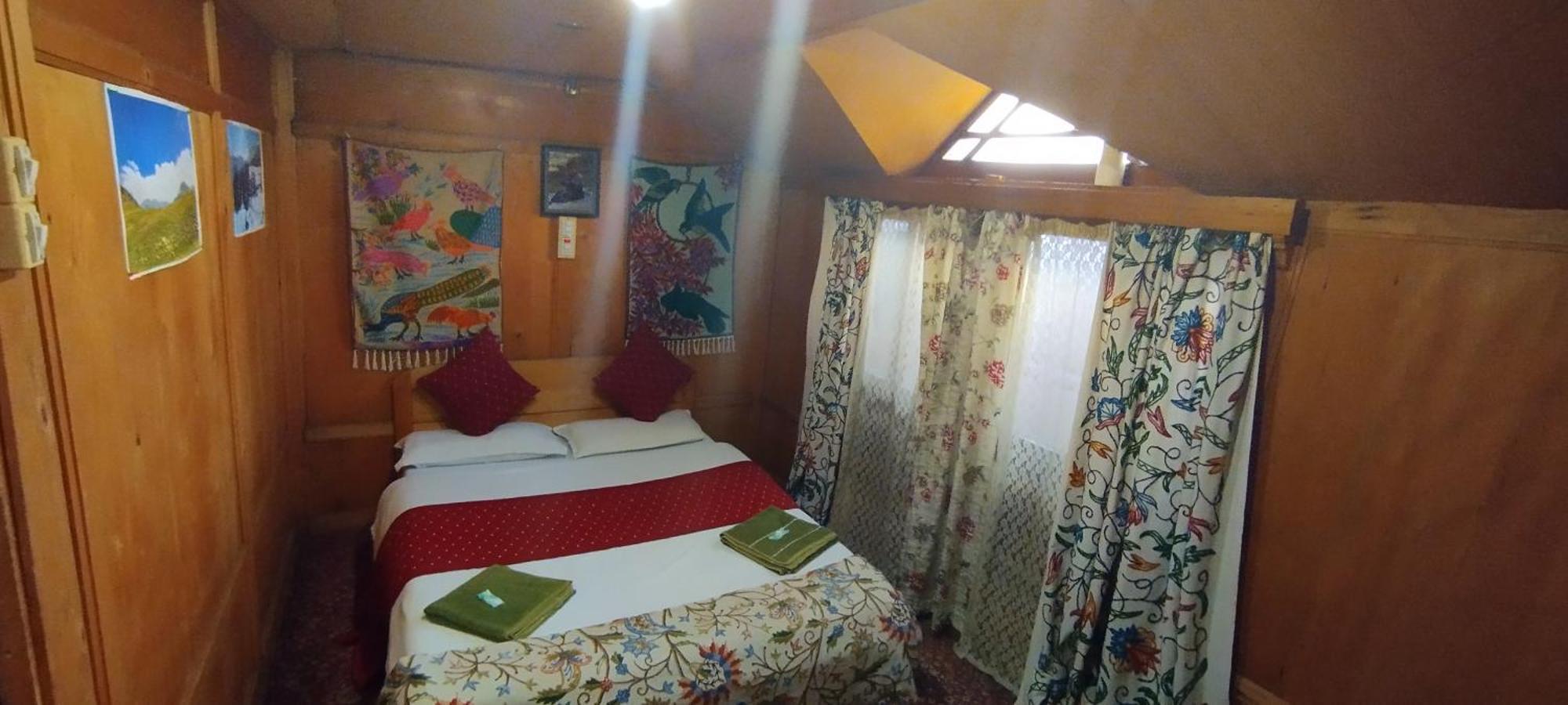 The Bombay Heritage Group Of House Boat Botel Srinagar (Jammu and Kashmir)