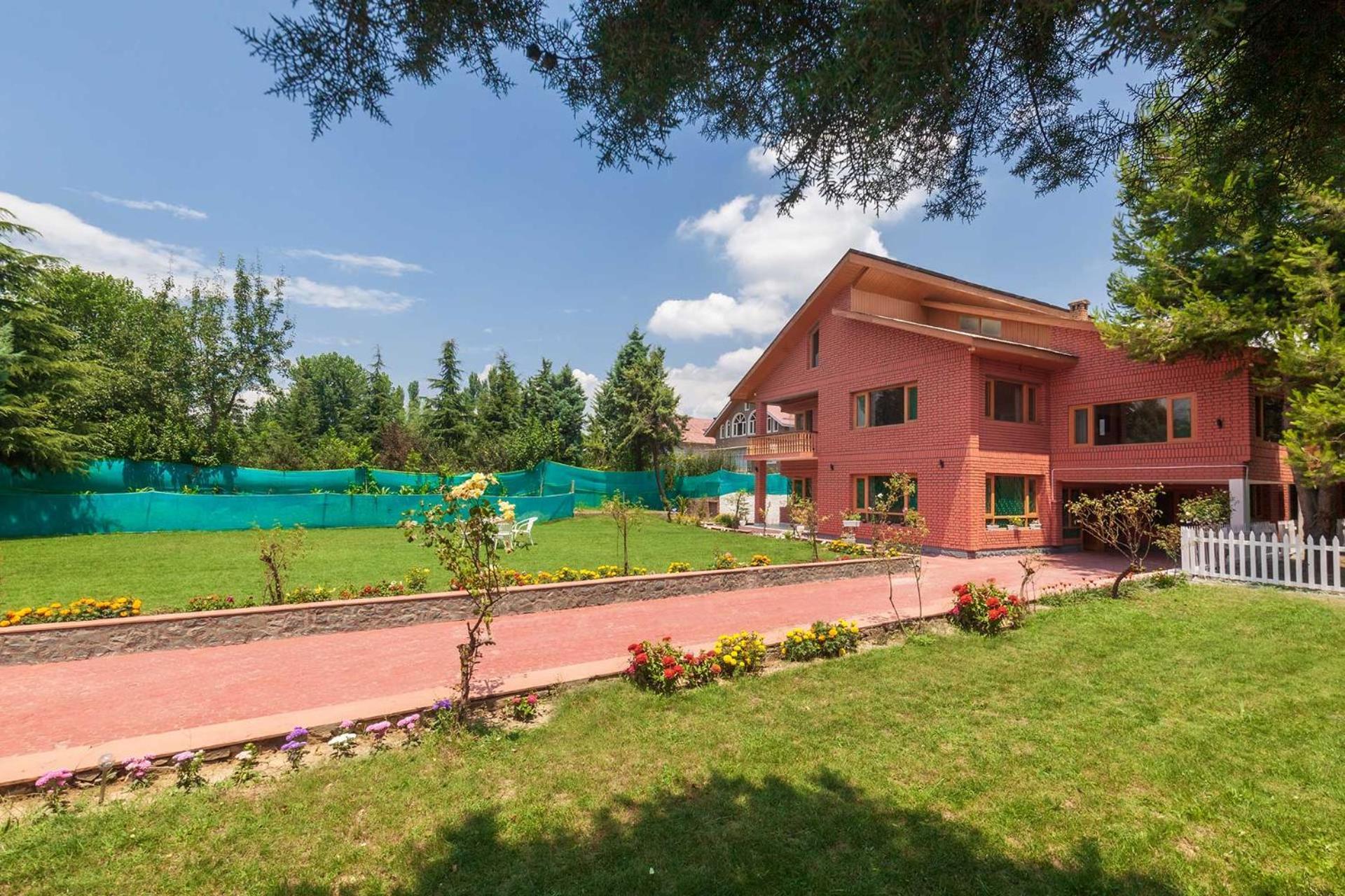 Stayvista At Pinewood - Pet Friendly With Lawn & Pool Table * Srinagar (Jammu and Kashmir)