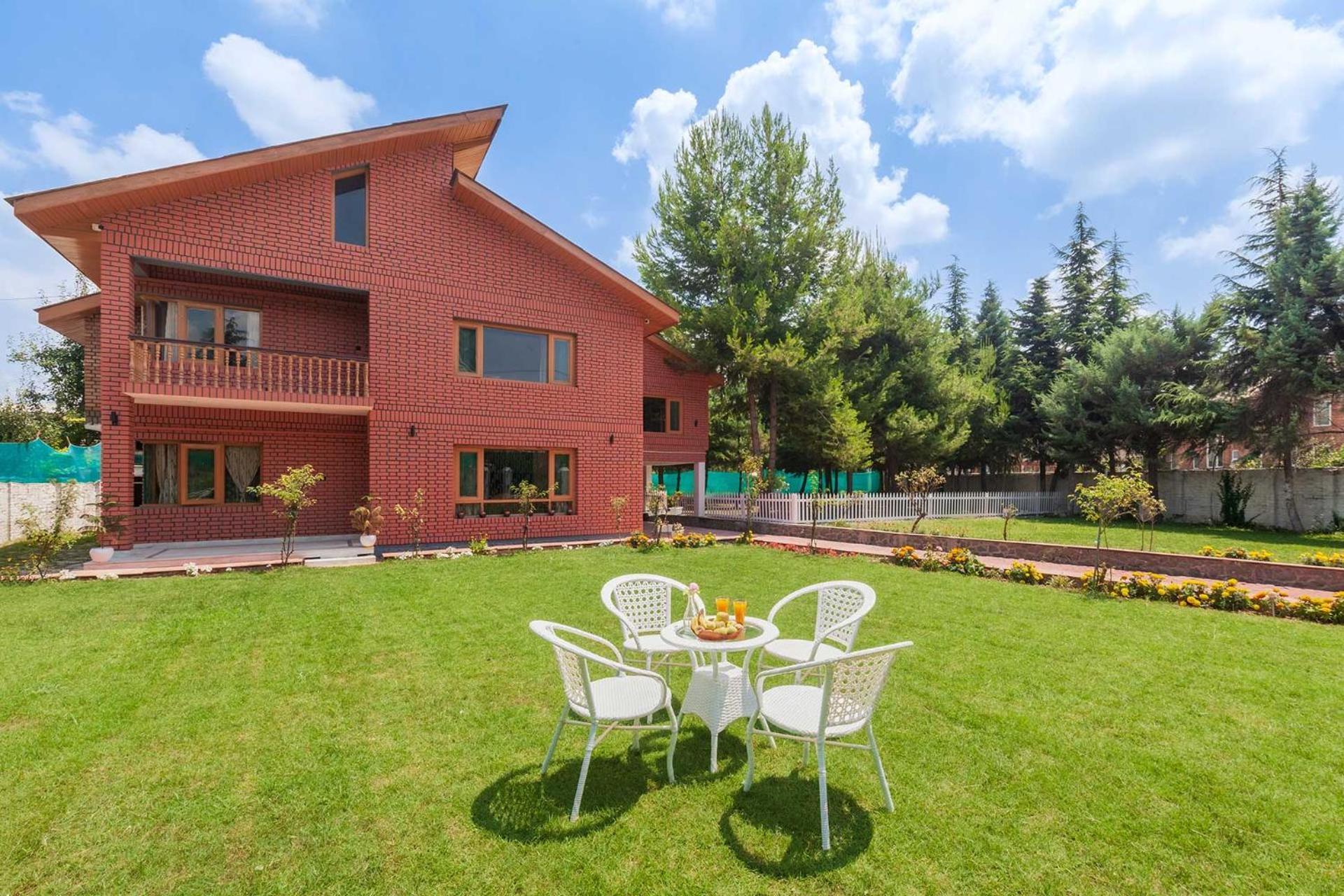 Stayvista At Pinewood - Pet Friendly With Lawn & Pool Table *