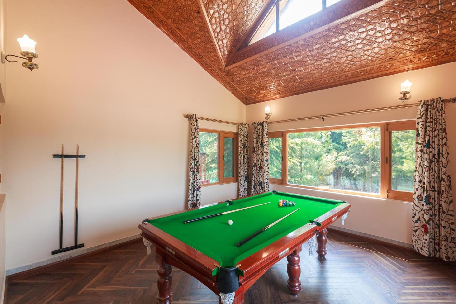 Stayvista At Pinewood - Pet Friendly With Lawn & Pool Table * Srinagar (Jammu and Kashmir)