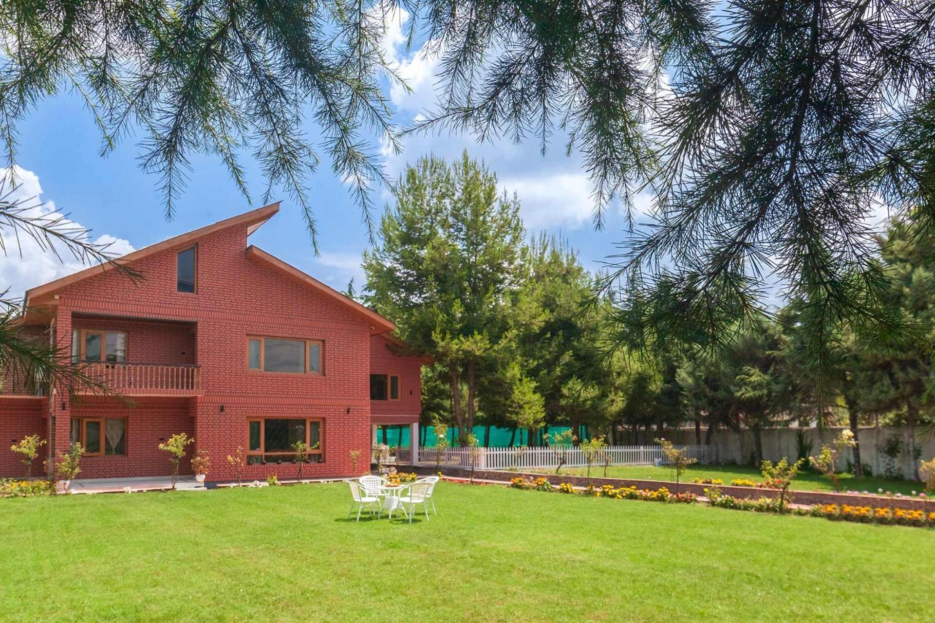 Villa Stayvista At Pinewood - Pet Friendly With Lawn & Pool Table Srinagar (Jammu and Kashmir)
