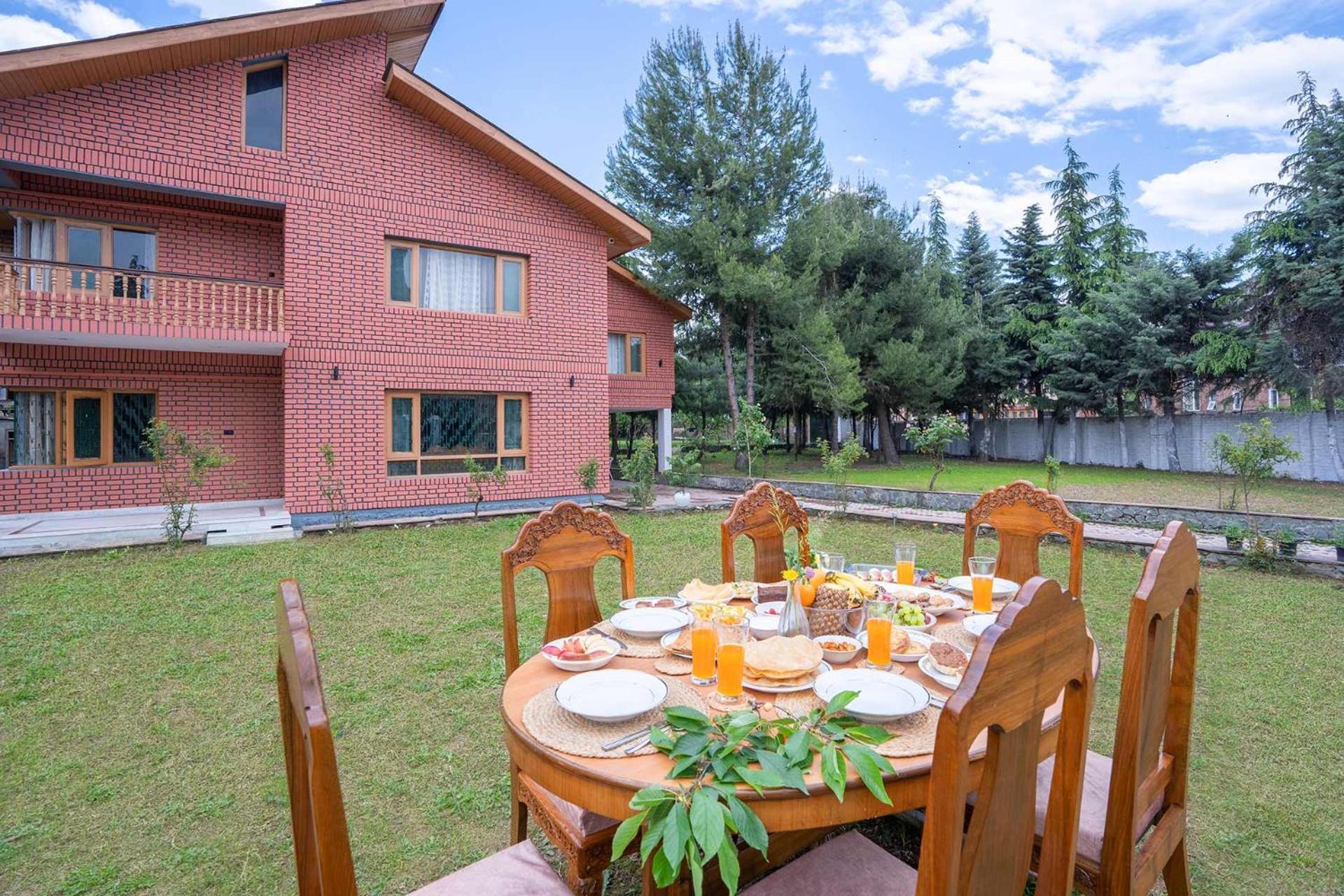 Villa Stayvista At Pinewood - Pet Friendly With Lawn & Pool Table