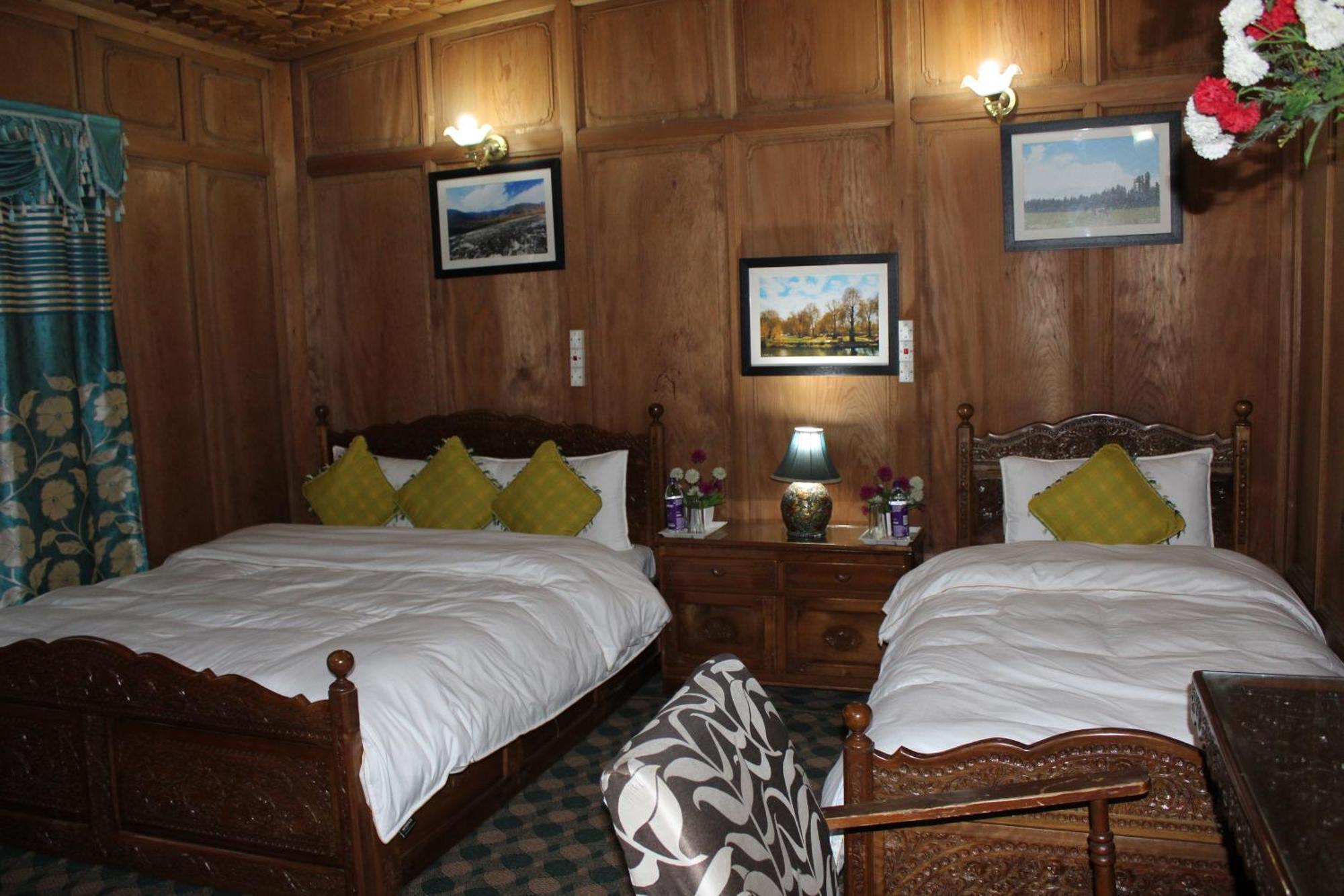 Hotel Swan Heritage Houseboats