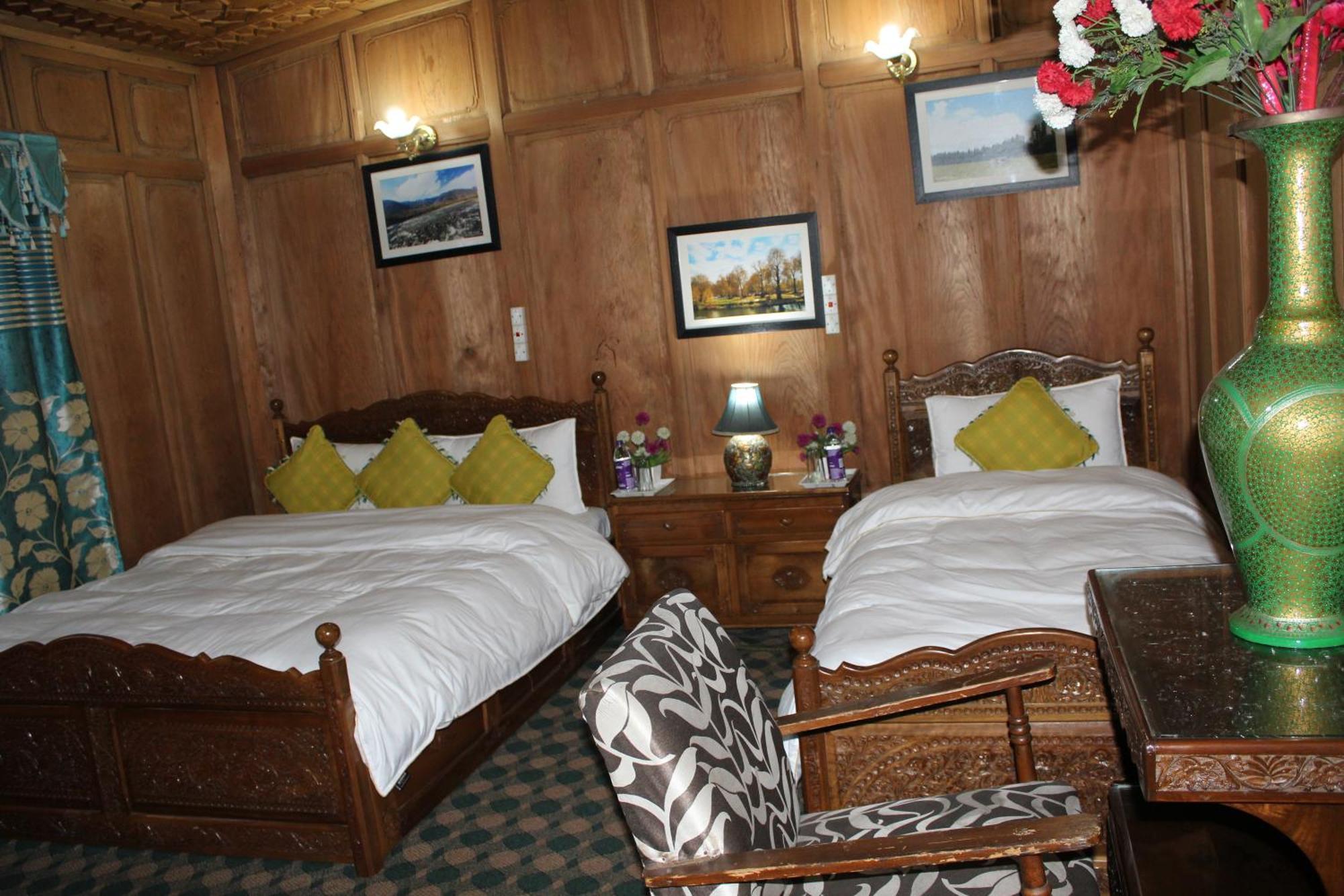 Swan Heritage Houseboats Hotel