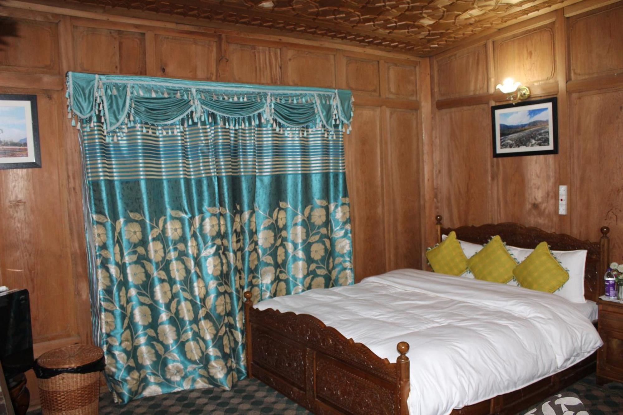 Swan Heritage Houseboats Hotel 5*