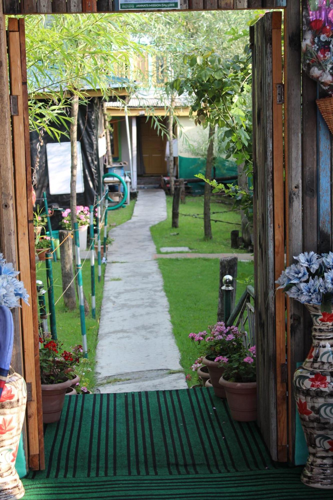 Swan Heritage Houseboats Hotel