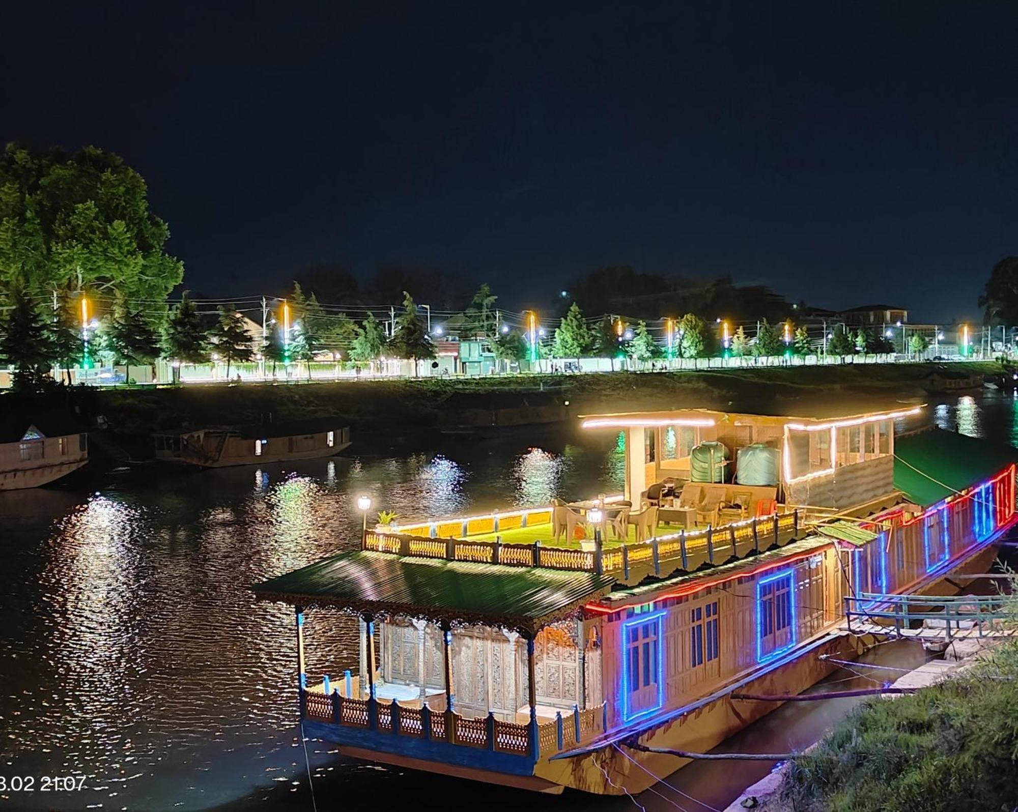 Houseboat Karima Palace Hotel