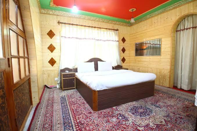 Nishat Lake View Homestay Srinagar (Jammu and Kashmir)
