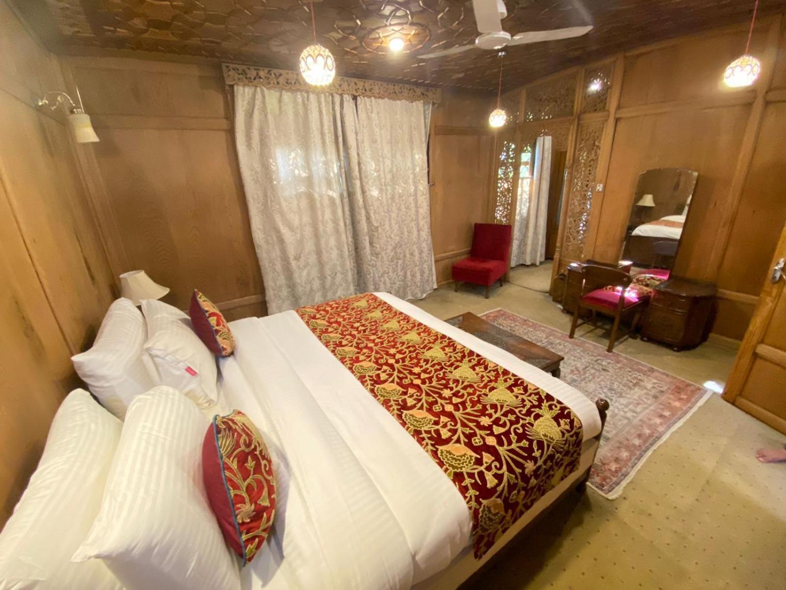 Bed & Breakfast Nazneen Group Of Houseboats Srinagar (Jammu and Kashmir)