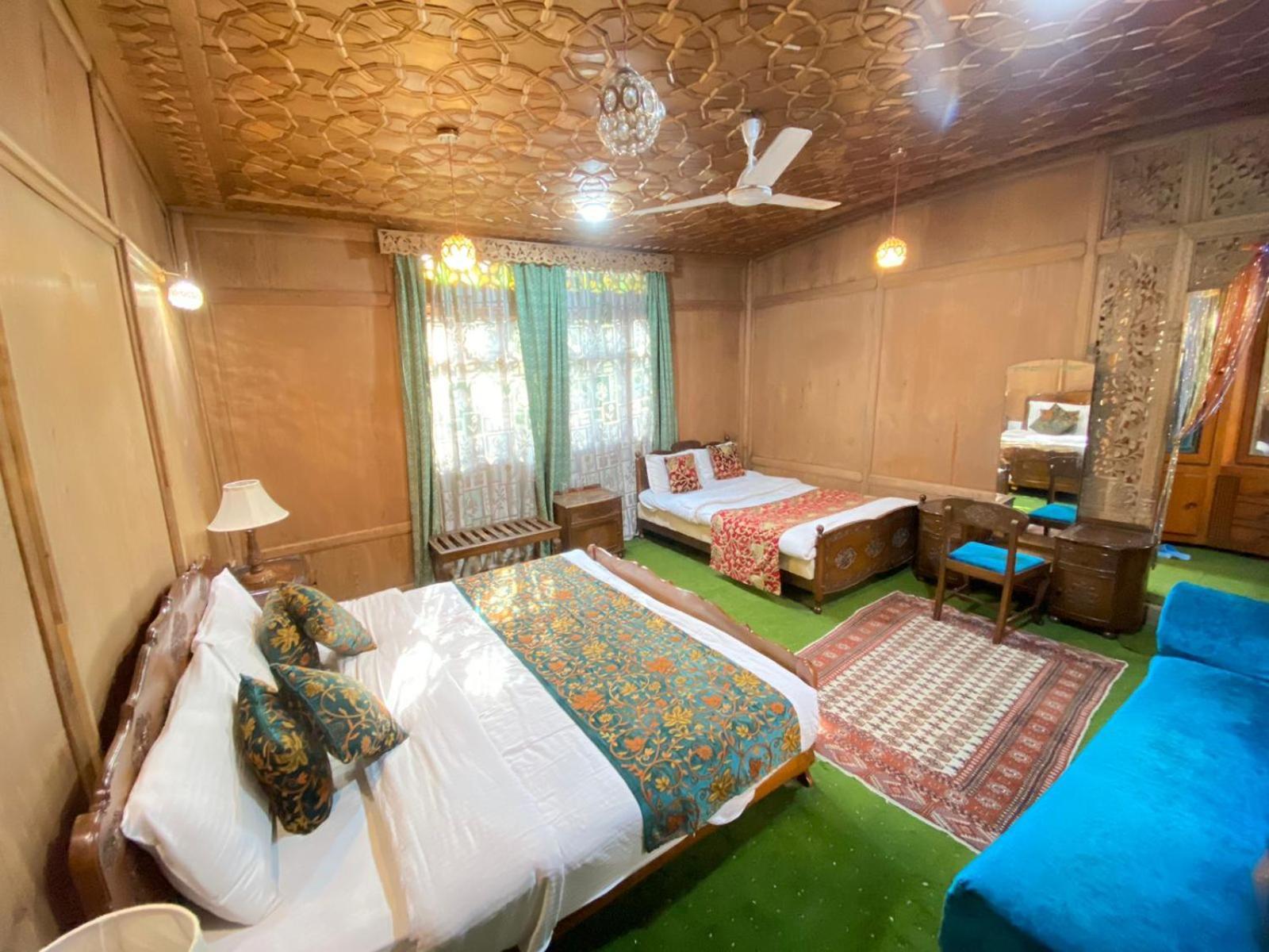 Bed & Breakfast Nazneen Group Of Houseboats 4*
