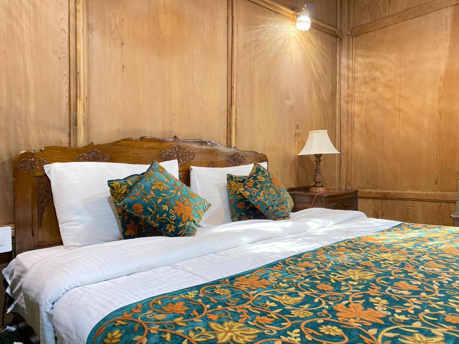 Nazneen Group Of Houseboats