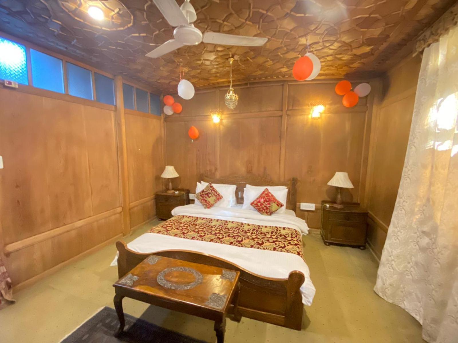 Bed & Breakfast Nazneen Group Of Houseboats 4*