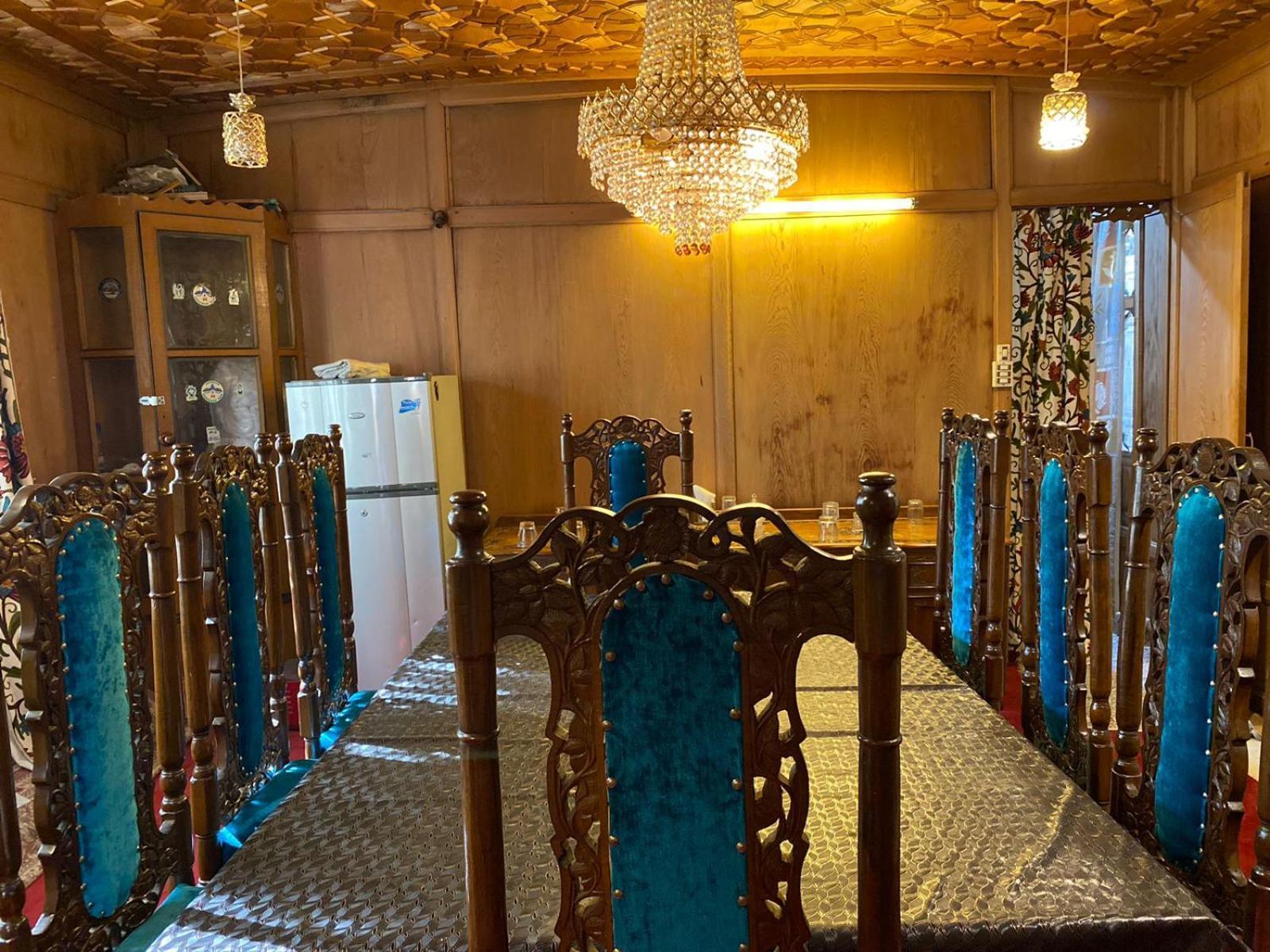 Nazneen Group Of Houseboats