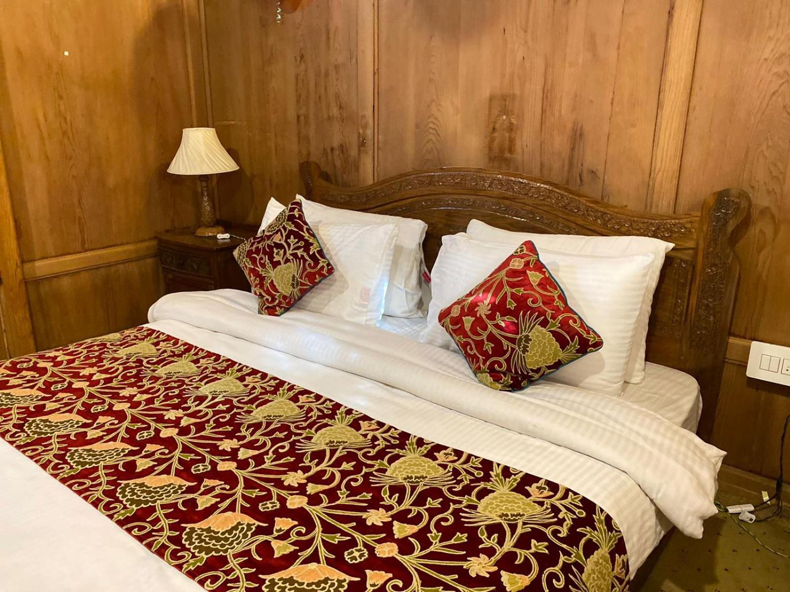 Nazneen Group Of Houseboats