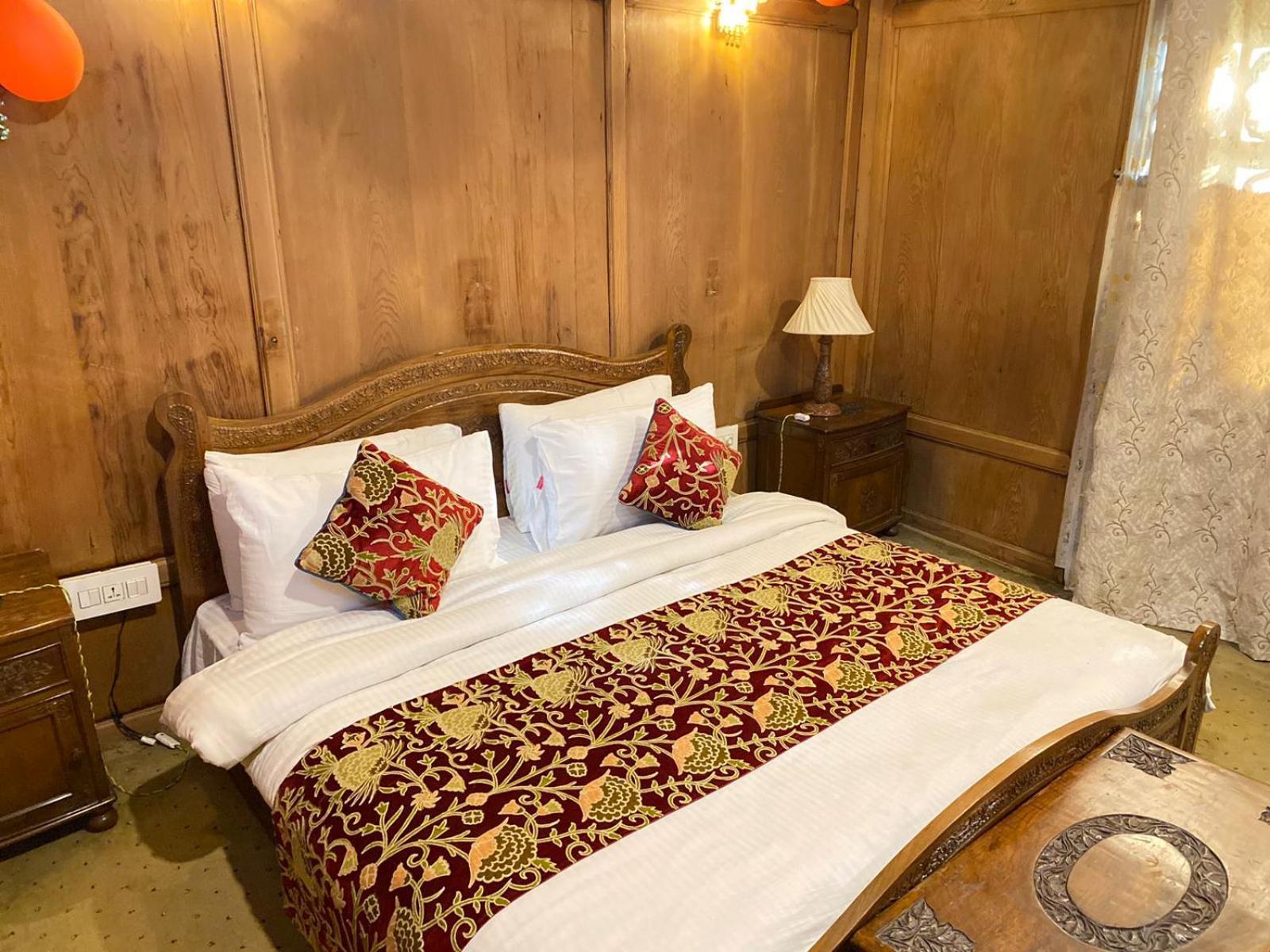 Bed & Breakfast Nazneen Group Of Houseboats