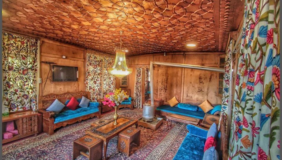 Nazneen Group Of Houseboats Bed & Breakfast 4*
