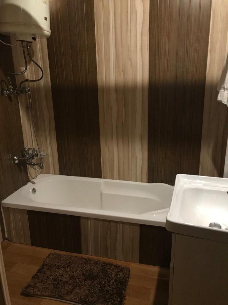 Nazneen Group Of Houseboats Bed & Breakfast