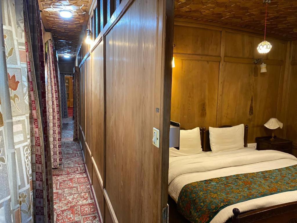 Bed & Breakfast Nazneen Group Of Houseboats