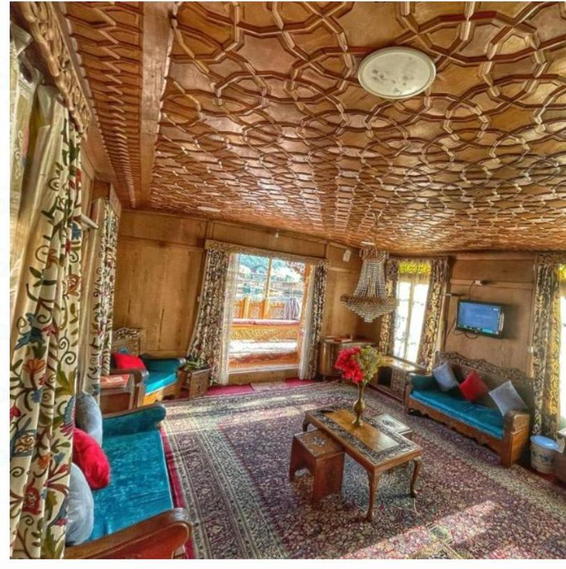 Nazneen Group Of Houseboats