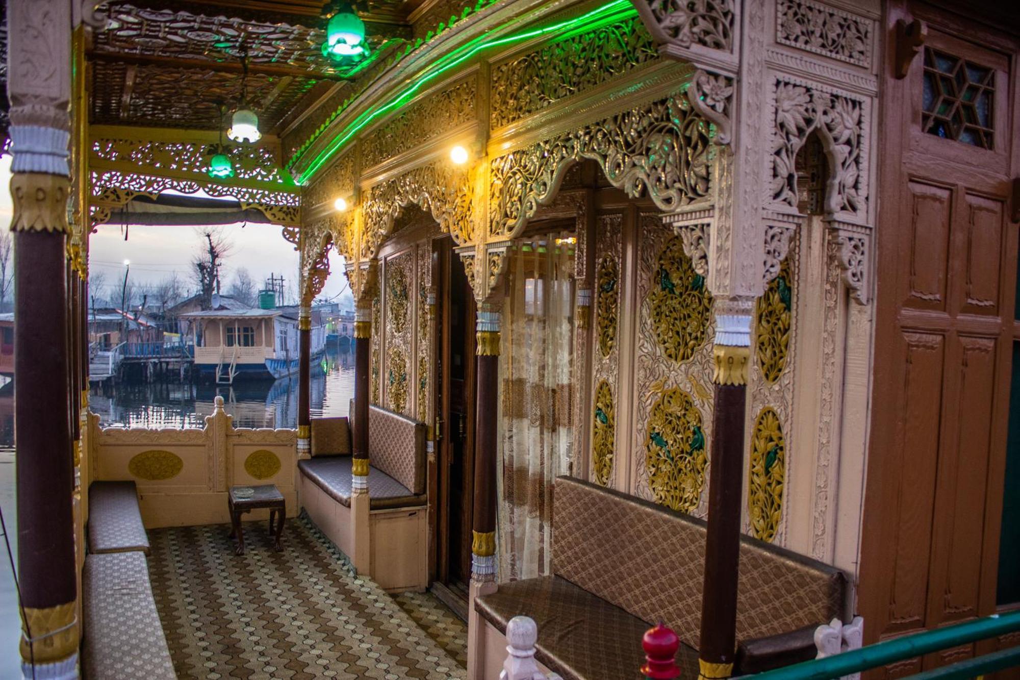 Bed & Breakfast House Boat New Manora 2*