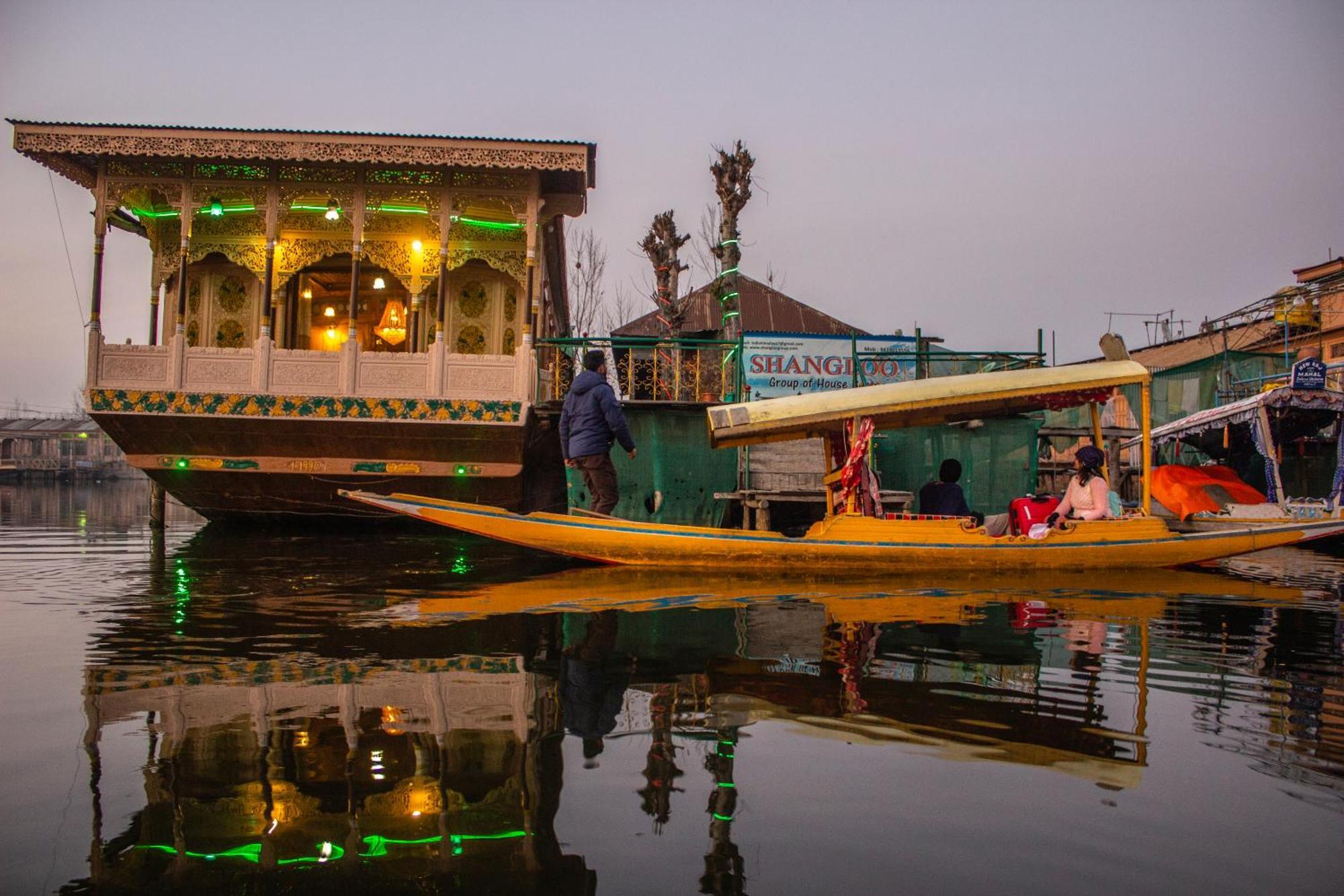 House Boat New Manora Bed & Breakfast