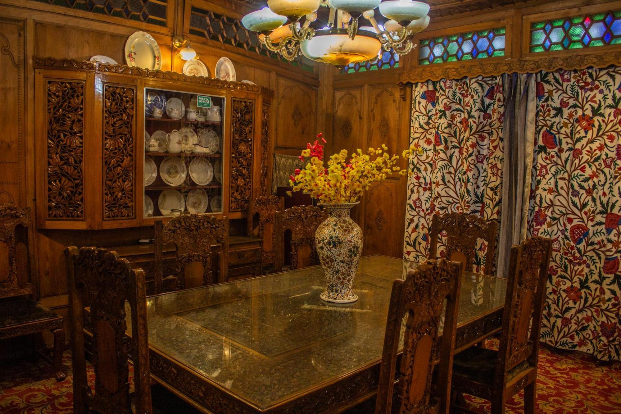 House Boat New Manora Bed & Breakfast Srinagar (Jammu and Kashmir)